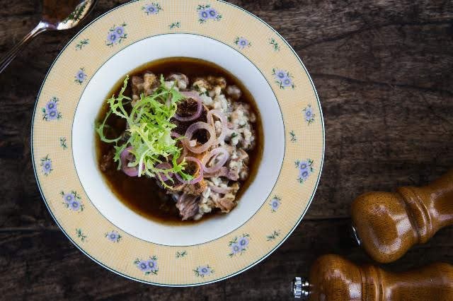 V severních Čechách Radek David našel inspiraci k nečekaně svěžímu a šťavnatému kachnímu kroupetu.jpg V severních Čechách Radek David našel inspiraci k nečekaně svěžímu a šťavnatému kachnímu kroupetu