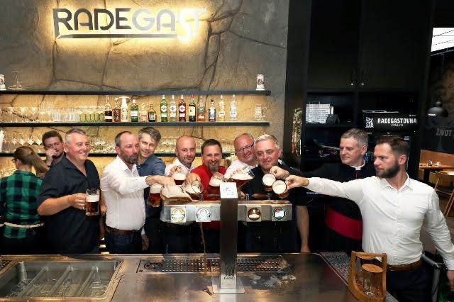 Už i v Novém Jičíně si mohou lidé dopřát špičkově načepované tankové pivo Radegast.jpg Už i v Novém Jičíně si mohou lidé dopřát špičkově načepované tankové pivo Radegast