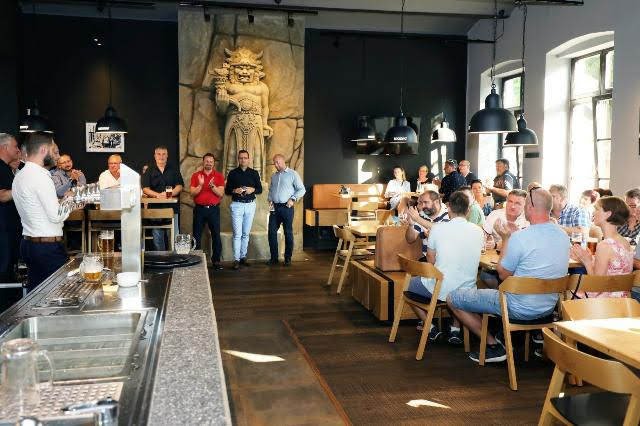 Už i v Novém Jičíně si mohou lidé dopřát špičkově načepované tankové pivo Radegast.jpg Už i v Novém Jičíně si mohou lidé dopřát špičkově načepované tankové pivo Radegast