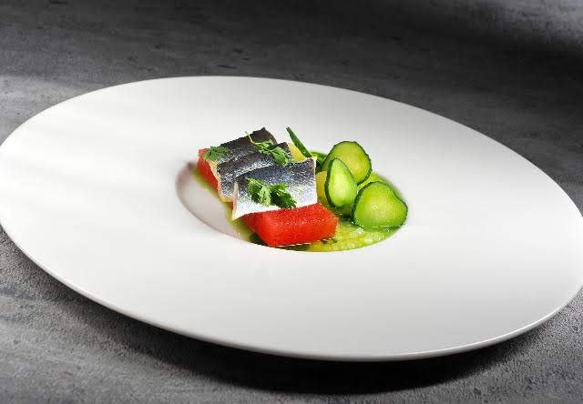 Vodní meloun, marinovaný sleď, paprikové gazpacho, okurka, bazalka.jpg Vodní meloun, marinovaný sleď, paprikové gazpacho, okurka, bazalka