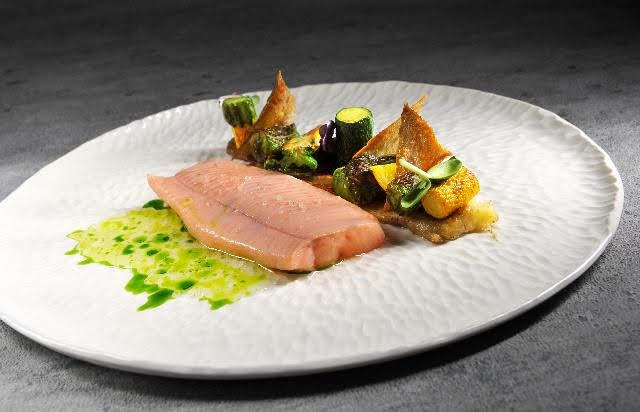 Lososový pstruh ze Štampachu, padrone, lilek, rajčatová omáčka, dobromysl.jpg Lososový pstruh ze Štampachu, padrone, lilek, rajčatová omáčka, dobromysl