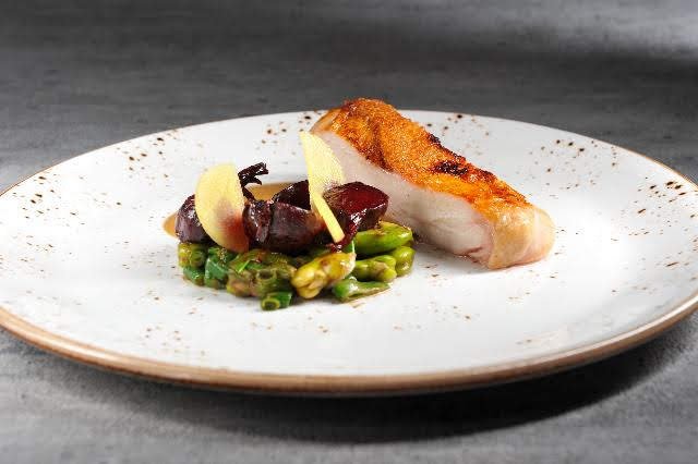 Grilované prso z farmy Štepánovsko, fazolky, řepa, omáčka albufera.jpg Grilované prso z farmy Štepánovsko, fazolky, řepa, omáčka albufera