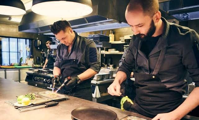 V Mlýnci vidí hosté kuchařům pod ruce.jpg V Mlýnci vidí hosté kuchařům pod ruce