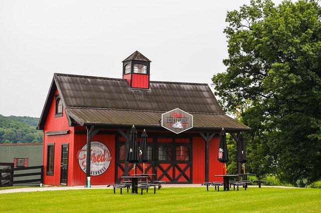 Obchod v palirně whiskey Jim Beam.jpg Obchod v palirně whiskey Jim Beam