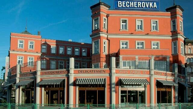 Becherovka otevřela nové návštěvnické centrum.jpg Becherovka otevřela nové návštěvnické centrum