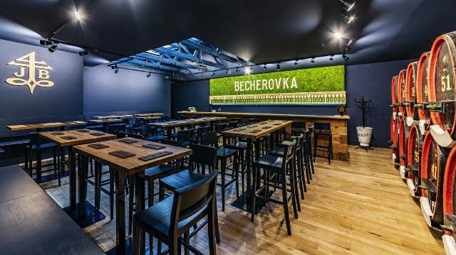 Becherovka otevřela nové návštěvnické centrum.jpg Becherovka otevřela nové návštěvnické centrum