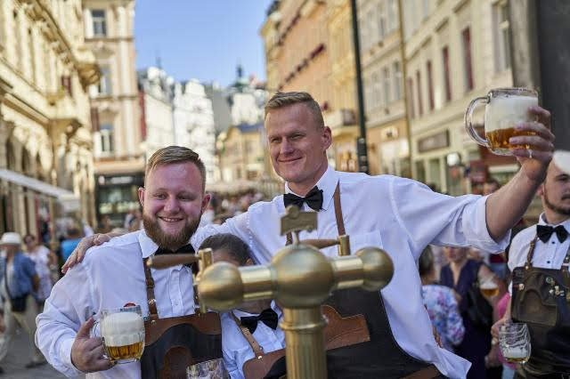 Vrchní opět prchali karlovarskou kolonádou.jpg Vrchní opět prchali karlovarskou kolonádou