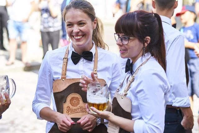 Vrchní opět prchali karlovarskou kolonádou.jpg Vrchní opět prchali karlovarskou kolonádou