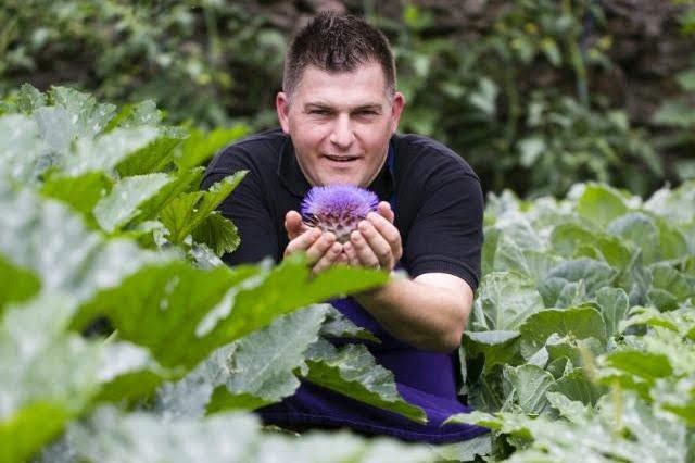 Jérôme Jaegle čuchá k rostlinám.jpg Jérôme Jaegle čuchá k rostlinám