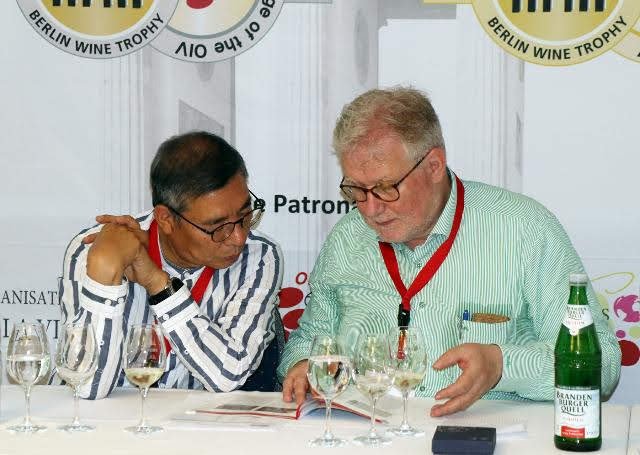 Člen řídící komise soutěže Prof. Dr. Jae Youn Ko a prezident soutěže Wolfgang Haupt .jpg Člen řídící komise soutěže Prof. Dr. Jae Youn Ko a prezident soutěže Wolfgang Haupt