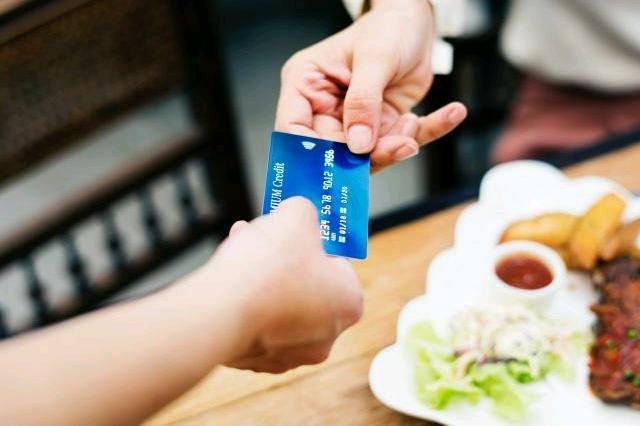 Platba v restauraci, Ilustrační fotografie.jpg Platba v restauraci, Ilustrační fotografie