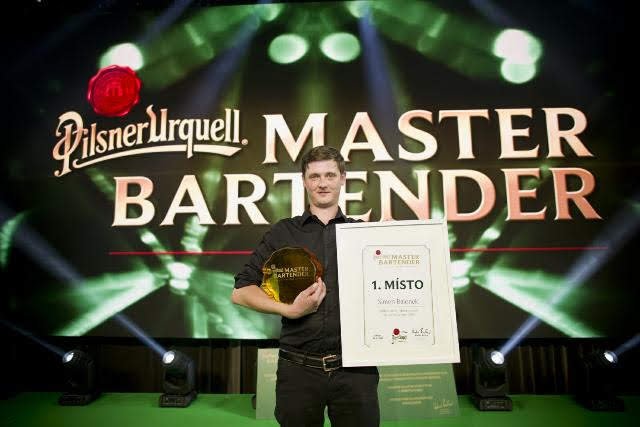 Titul mistra výčepního v soutěži Pilsner Urquell Master Bartender, kterou každoročně pořádá Plzeňský Prazdroj, získal Simon Balonek z pražské hospody U Kruhu..jpg Titul mistra výčepního v soutěži Pilsner Urquell Master Bartender, kterou každoročně pořádá Plzeňský Prazdroj, získal Simon Balonek z pražské hospody U Kruhu.