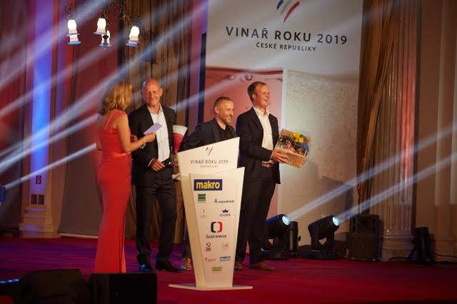 Po napínavém průběhu přisoudila vítězství v soutěži MAKRO Vinař roku 2019 vinařství Mikrosvín z Mikulova. .jpg Po napínavém průběhu přisoudila vítězství v soutěži MAKRO Vinař roku 2019 vinařství Mikrosvín z Mikulova.