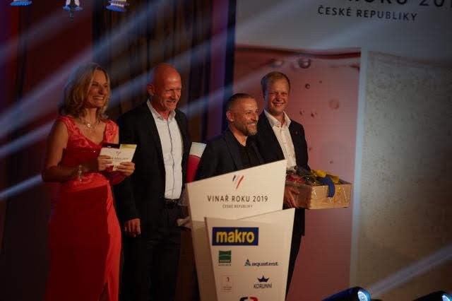 Po napínavém průběhu přisoudila vítězství v soutěži MAKRO Vinař roku 2019 vinařství Mikrosvín z Mikulova. .jpg Po napínavém průběhu přisoudila vítězství v soutěži MAKRO Vinař roku 2019 vinařství Mikrosvín z Mikulova.