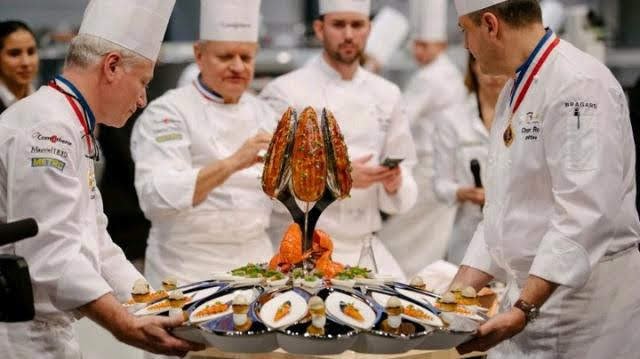 Je členem amerického týmu kuchařů a mezi jeho úspěchy patří první místo v kulinářské soutěži Bocuse d ́O.jpg Je členem amerického týmu kuchařů a mezi jeho úspěchy patří první místo v kulinářské soutěži Bocuse d ́O