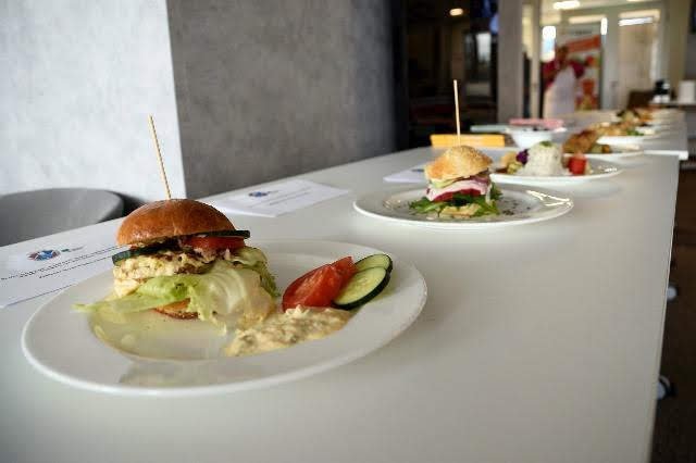 Na konci srpna proběhl v prostorách MAKRO Akademie 2. ročník soutěže Nejlepší kuchař roku ve společném stravování.jpg Na konci srpna proběhl v prostorách MAKRO Akademie 2. ročník soutěže Nejlepší kuchař roku ve společném stravování