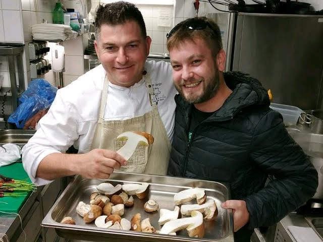 Martin v kuchyni restaurace V Zátiší s hostujícím michelinským šéfkuchařem Jêromem Jaeglem.jpg Martin v kuchyni restaurace V Zátiší s hostujícím michelinským šéfkuchařem Jêromem Jaeglem