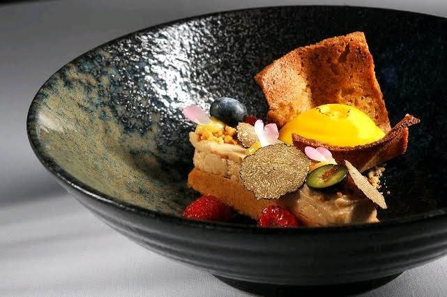 Telecí svíčková, foie gras, topinamburové pyré, lanýžová omáčka, bílé lanýže.jpg Telecí svíčková, foie gras, topinamburové pyré, lanýžová omáčka, bílé lanýže