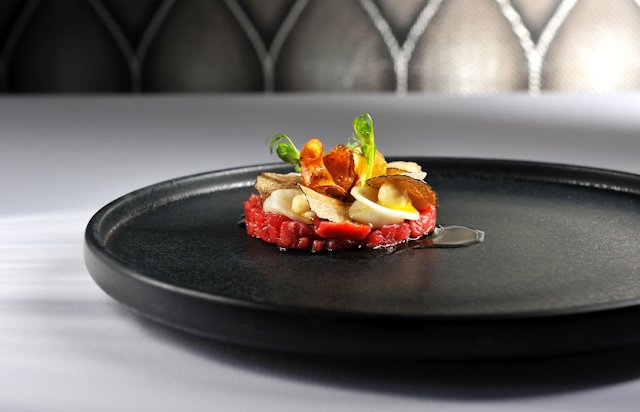 Hovězí carne cruda, černé lanýže.jpg Hovězí carne cruda, černé lanýže