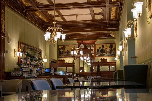 V Měšťanské besedě v Plzni po rekonstrukci znovu otevřela kavárna.jpg V Měšťanské besedě v Plzni po rekonstrukci znovu otevřela kavárna