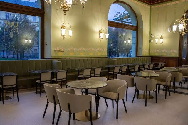 V Měšťanské besedě v Plzni po rekonstrukci znovu otevřela kavárna.jpg V Měšťanské besedě v Plzni po rekonstrukci znovu otevřela kavárna