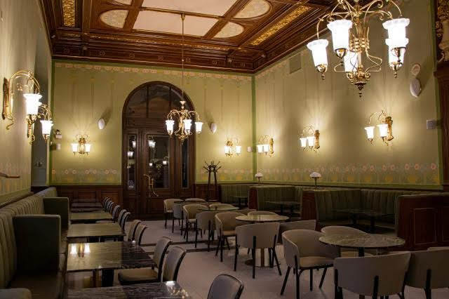 V Měšťanské besedě v Plzni po rekonstrukci znovu otevřela kavárna.jpg V Měšťanské besedě v Plzni po rekonstrukci znovu otevřela kavárna