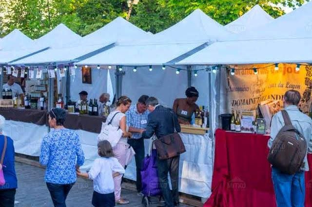 Nůžkové stany jsou díky hliníkové konstrukci bez plastových spojů extrémně odolné.jpg Nůžkové stany jsou díky hliníkové konstrukci bez plastových spojů extrémně odolné