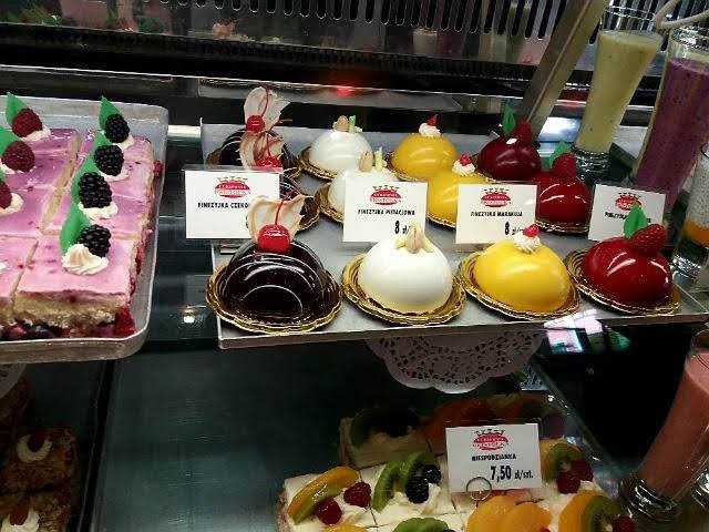 Sladkosti z cukrárny Bristolka.jpg Sladkosti z cukrárny Bristolka