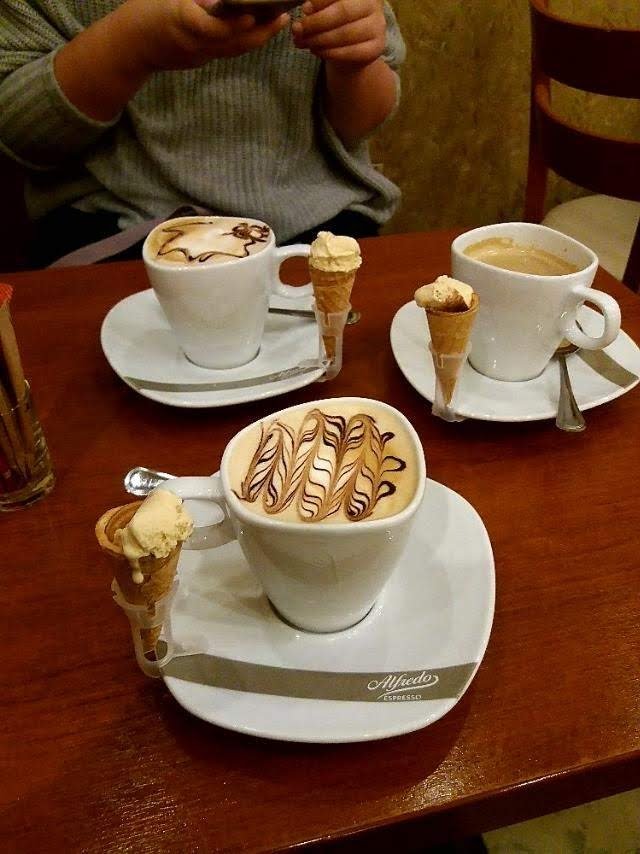 Ke kávě dostanete malou zmrzlinu.jpg Ke kávě dostanete malou zmrzlinu