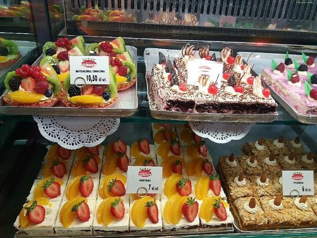 Sladkosti z cukrárny Bristolka.jpg Sladkosti z cukrárny Bristolka