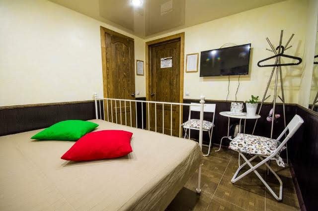 Pokoj ve sklepním hotelu v ruskem Permu.jpg Pokoj ve sklepním hotelu v ruskem Permu