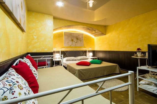 Pokoj ve sklepním hotelu v ruskem Permu.jpg Pokoj ve sklepním hotelu v ruskem Permu