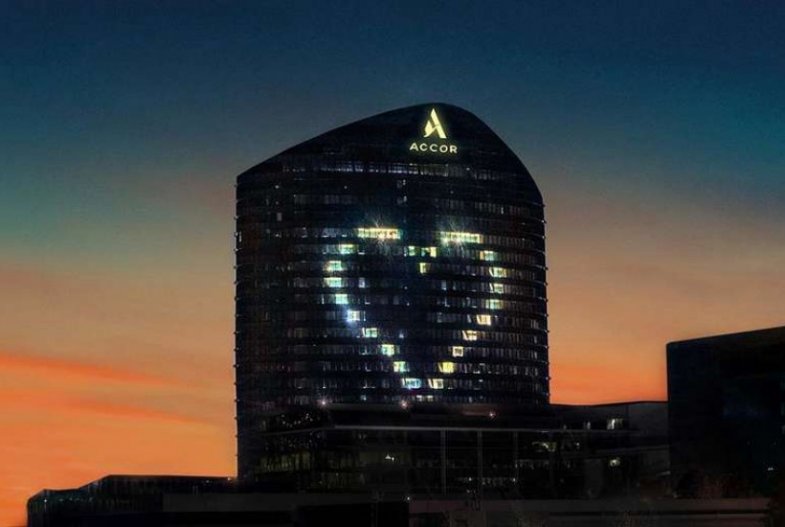 Centrála Accoru se srdcem vyjadřujícím podporu záchranným složkám.jpg Centrála Accoru se srdcem vyjadřujícím podporu záchranným složkám