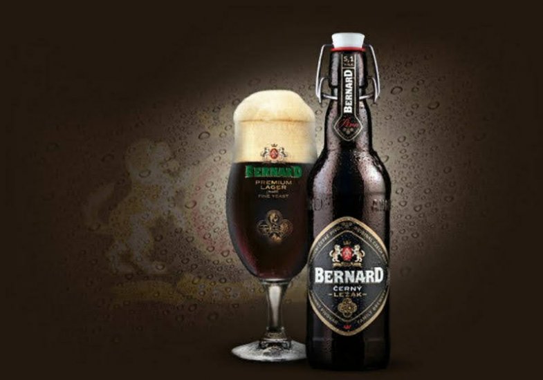 První místo v soutěži Pivex v kategorii tmavých ležáků převzal za Rodinný pivovar Bernard PR manažer Zdeněk Mikulášek..jpg První místo v soutěži Pivex v kategorii tmavých ležáků převzal za Rodinný pivovar Bernard PR manažer Zdeněk Mikulášek.