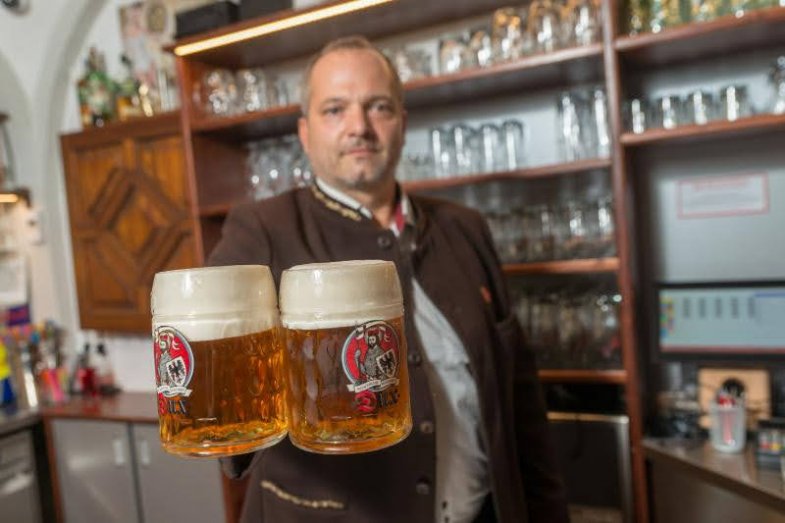 DUX a jeho autor, svijanský sládek Petr Menšík.jpg DUX a jeho autor, svijanský sládek Petr Menšík