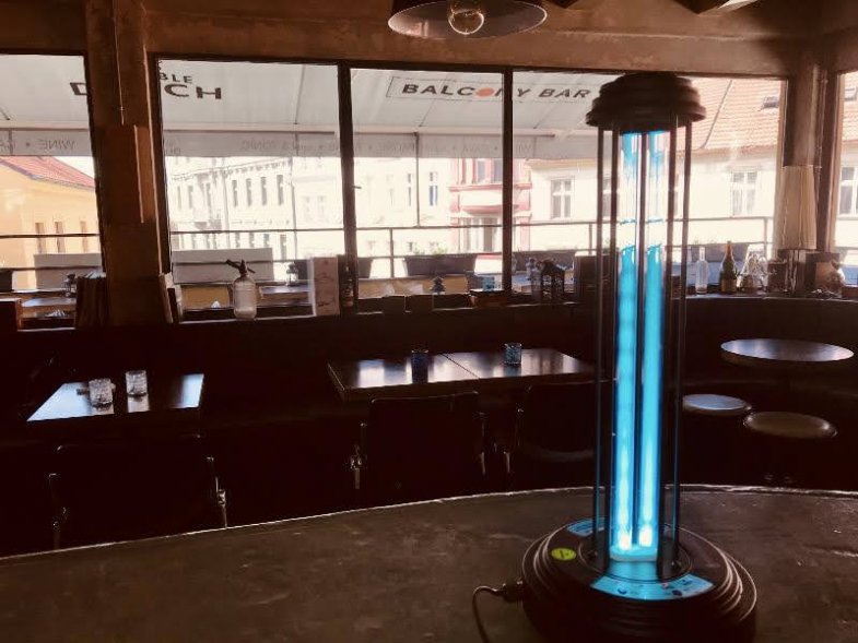 UV-C lampa pravidelně dezinfikuje prostory Balcony baru v Praze..jpg UV-C lampa pravidelně dezinfikuje prostory Balcony baru v Praze.
