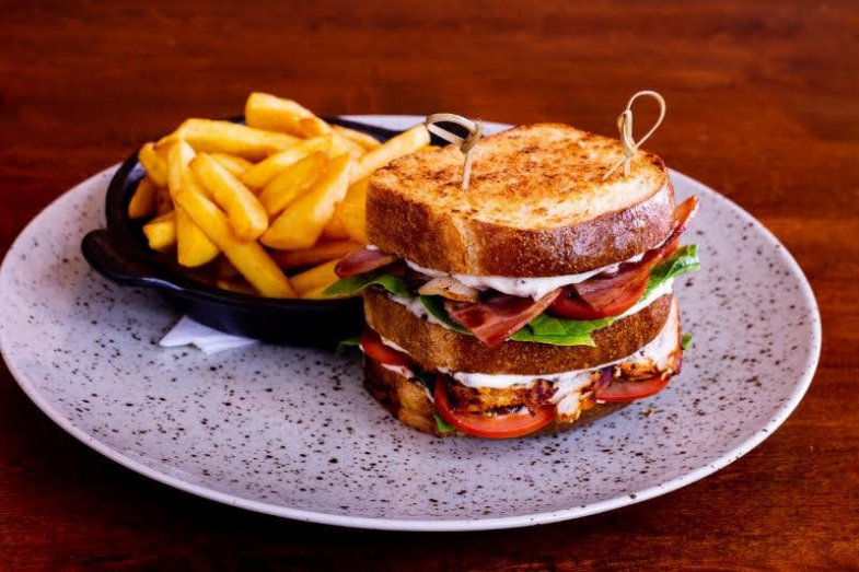 Sendvič s grilovaným kuřecím masem, slaninou a salátem v domácím máslovém toastu od Jirky Matějky.jpg Sendvič s grilovaným kuřecím masem, slaninou a salátem v domácím máslovém toastu od Jirky Matějky