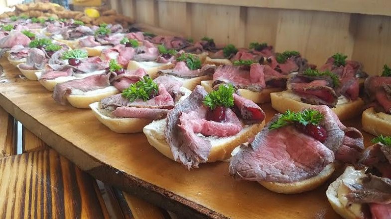 Roastbeef, křenová majonéza, brusinková redukce od Jirky Matějky.jpg Roastbeef, křenová majonéza, brusinková redukce od Jirky Matějky