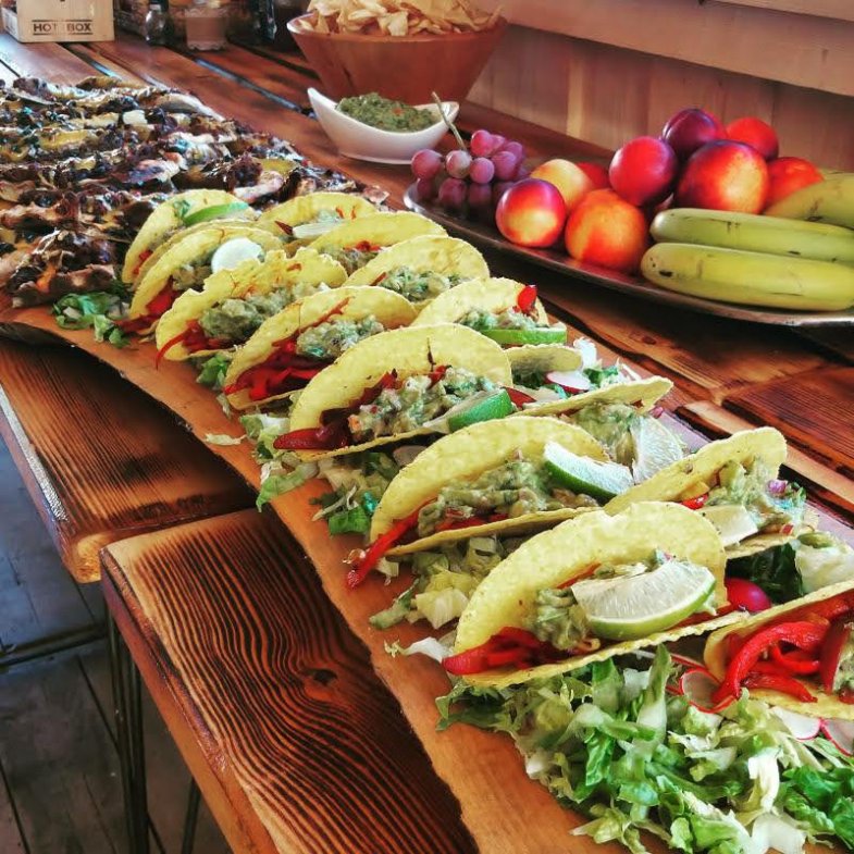 VEG taco s guacamole, tortilla s chilli con carne zapečená čedarem od Jirky Matějky.jpg VEG taco s guacamole, tortilla s chilli con carne zapečená čedarem od Jirky Matějky