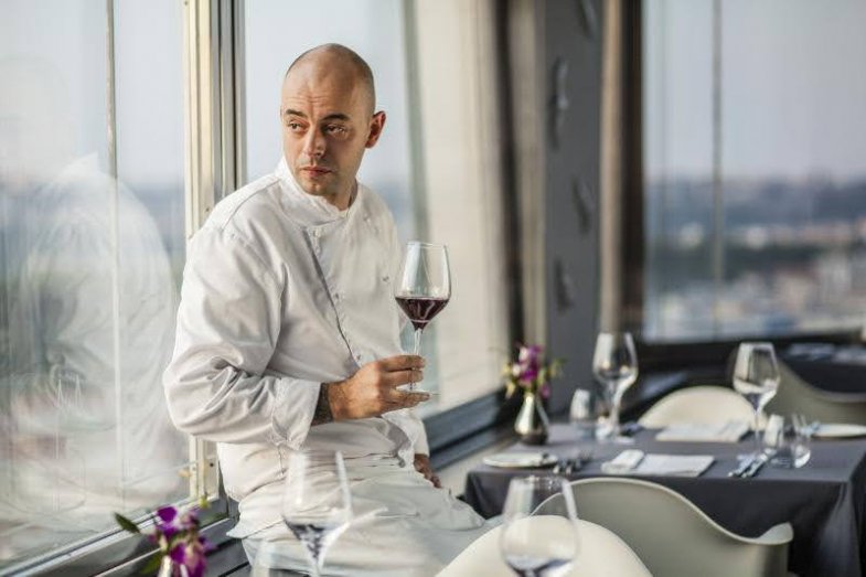 Šéfluchař Tomáš Lachman v restauraci OBLACA.jpg Šéfluchař Tomáš Lachman v restauraci OBLACA