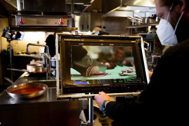 Ústředními postavami kampaně jsou skuteční představitelé pěti konkrétních gastronomických podniků, jež vaří jídla na rozvoz nebo mají výdejové okénko: Hladinka Kladno, Pizza Nostra Mladá Boleslav, Náš hostinec Poděbrady, Štěrba Praha a Aromi Praha.jpg Ústředními postavami kampaně jsou skuteční představitelé pěti konkrétních gastronomických podniků, jež vaří jídla na rozvoz nebo mají výdejové okénko: Hladinka Kladno, Pizza Nostra Mladá Boleslav, Náš hostinec Poděbrady, Štěrba Praha a Aromi Praha