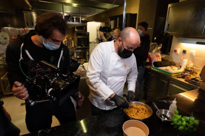 Ústředními postavami kampaně jsou skuteční představitelé pěti konkrétních gastronomických podniků, jež vaří jídla na rozvoz nebo mají výdejové okénko: Hladinka Kladno, Pizza Nostra Mladá Boleslav, Náš hostinec Poděbrady, Štěrba Praha a Aromi Praha.jpg Ústředními postavami kampaně jsou skuteční představitelé pěti konkrétních gastronomických podniků, jež vaří jídla na rozvoz nebo mají výdejové okénko: Hladinka Kladno, Pizza Nostra Mladá Boleslav, Náš hostinec Poděbrady, Štěrba Praha a Aromi Praha