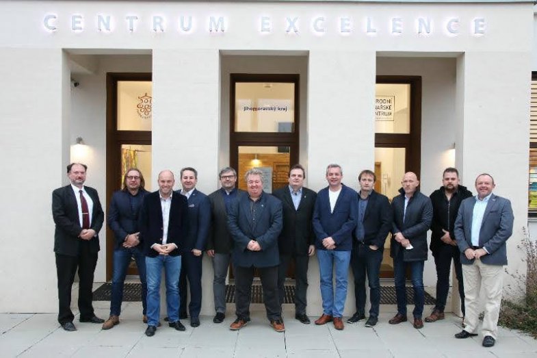 Šampionem soutěže se na základě výběru v „superkomisi“ stal Pinot blanc (Rulandské bílé), pozdní sběr, 2018 z vinařství THAYA z Hnanic.jpg Šampionem soutěže se na základě výběru v „superkomisi“ stal Pinot blanc (Rulandské bílé), pozdní sběr, 2018 z vinařství THAYA z Hnanic