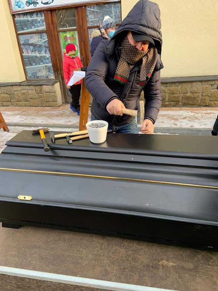 V Krkonoších symbolicky pohřbili cestovní ruch.jpg V Krkonoších symbolicky pohřbili cestovní ruch