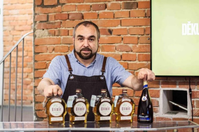 Barmani, baristé a výčepní školili učitele a učitelky.jpg Barmani, baristé a výčepní školili učitele a učitelky