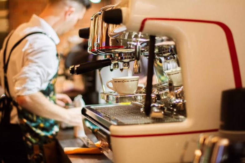 Barmani, baristé a výčepní školili učitele a učitelky.jpg Barmani, baristé a výčepní školili učitele a učitelky