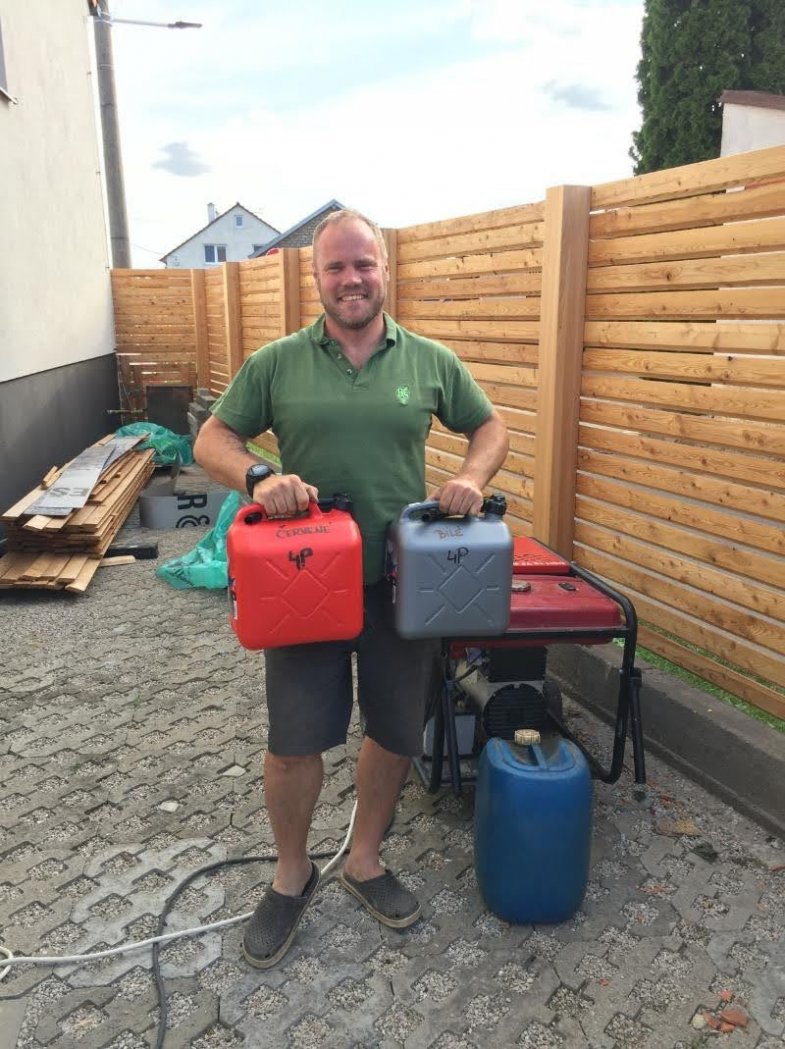 Lidé z baru pomáhají vinařům odběrem jejich zboží.jpg Lidé z baru pomáhají vinařům odběrem jejich zboží