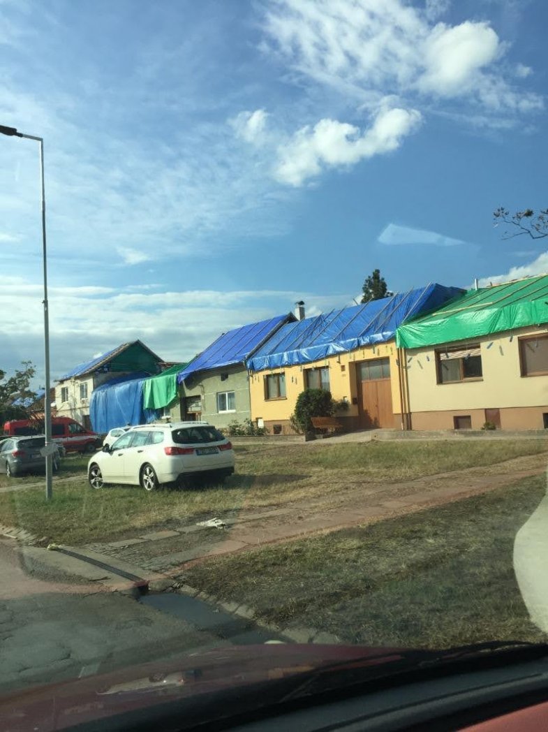 Lidé z baru pomáhají vinařům odběrem jejich zboží.jpg Lidé z baru pomáhají vinařům odběrem jejich zboží