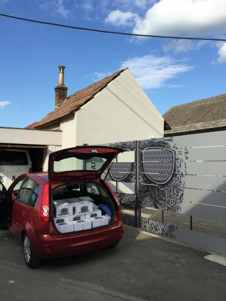 Lidé z baru pomáhají vinařům odběrem jejich zboží.jpg Lidé z baru pomáhají vinařům odběrem jejich zboží