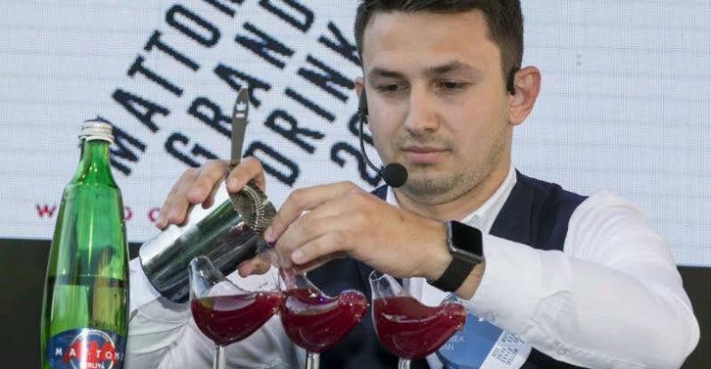 Před zraky přítomných diváků se o titul mistra světa utká dvacítka nejlepších barmanů z celého světa. Českou republiku bude reprezentovat Jan Šebek s koktejlem Rhubizz..jpg Před zraky přítomných diváků se o titul mistra světa utká dvacítka nejlepších barmanů z celého světa. Českou republiku bude reprezentovat Jan Šebek s koktejlem Rhubizz.